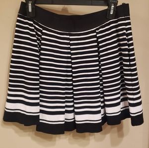 Sophie Max pleated skirt w/pockets!